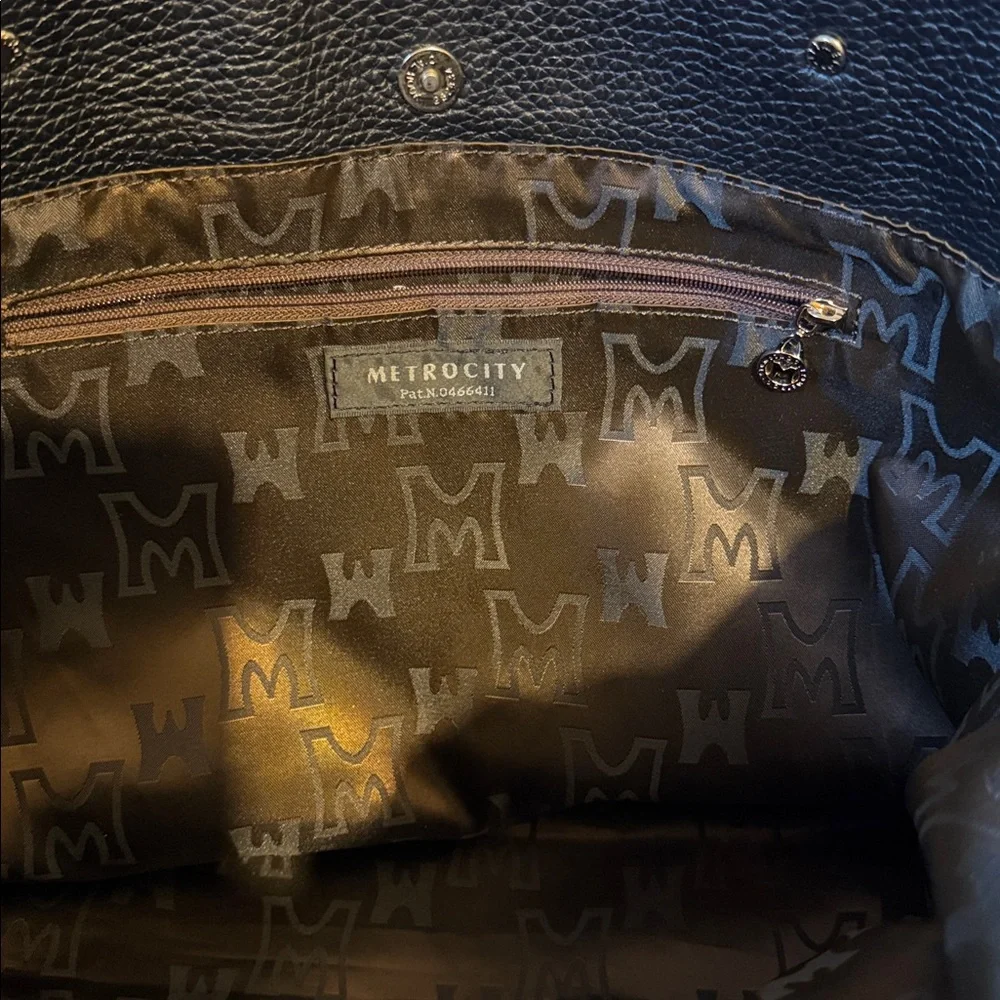 Metrocity Black Pebbled Leather Shopper Tote Bag
15 - Picture 8 of 8